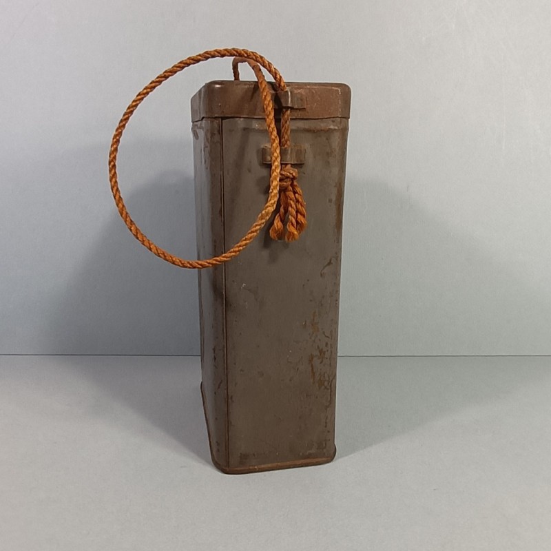 BOITE BLEU HORIZON DE TRANSPORT DE MASQUE A GAZ TYPE M2 GUERRE 1914 1918 EN TOLE PEINTE